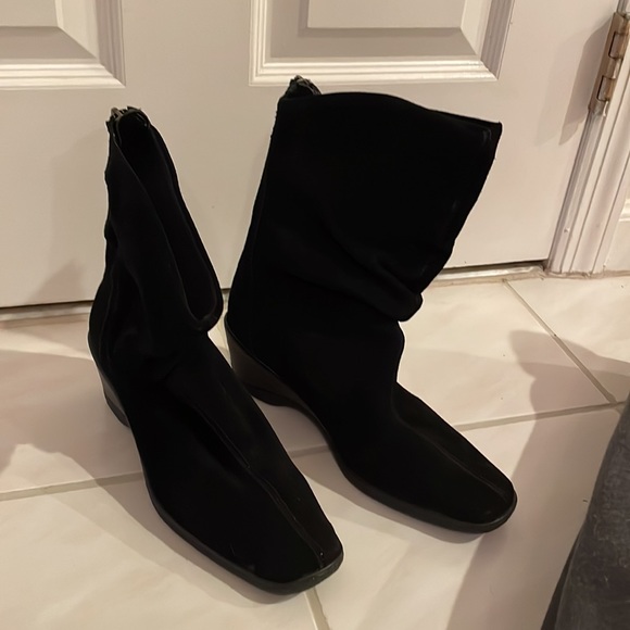 Nine West black suede wedge heel boots 7.5 never worn . Like new - Picture 5 of 5